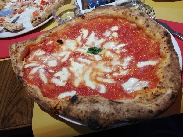 Pizza Cozze E Babà, Latina