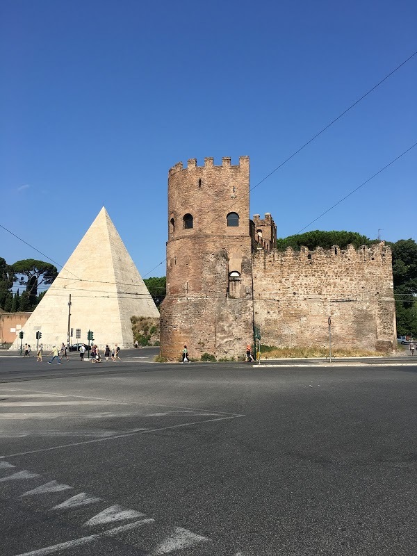 Pyramid Cafe, Roma