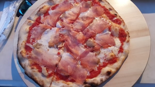 Pizzeria Snoopy, Carrara