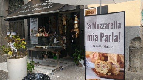 Lello Massa A' Muzzarella Mia Parla, Napoli