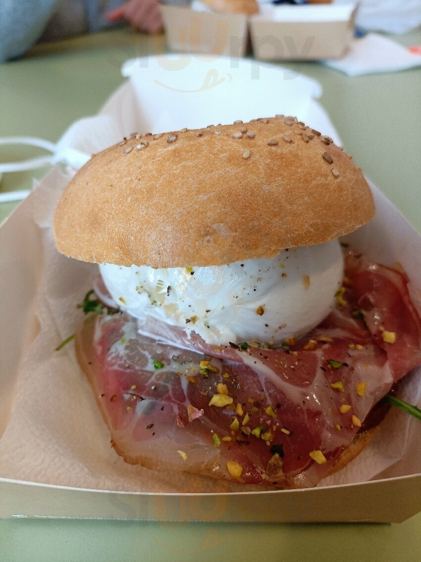 Mister Burrata, Bari