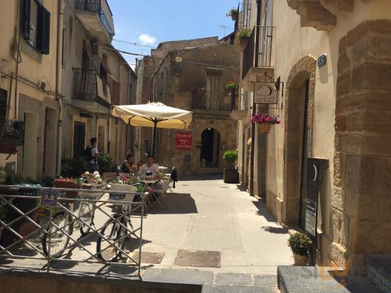 Il Dito E La Luna, Caltagirone