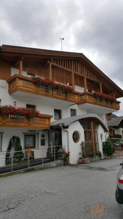 Hotel Priska, Racines