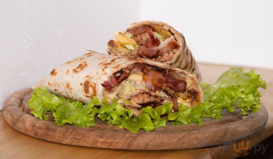 PATA BURGER.. roll con hamburger di vitello, bacon, formaggio, insalata e patate al forno.