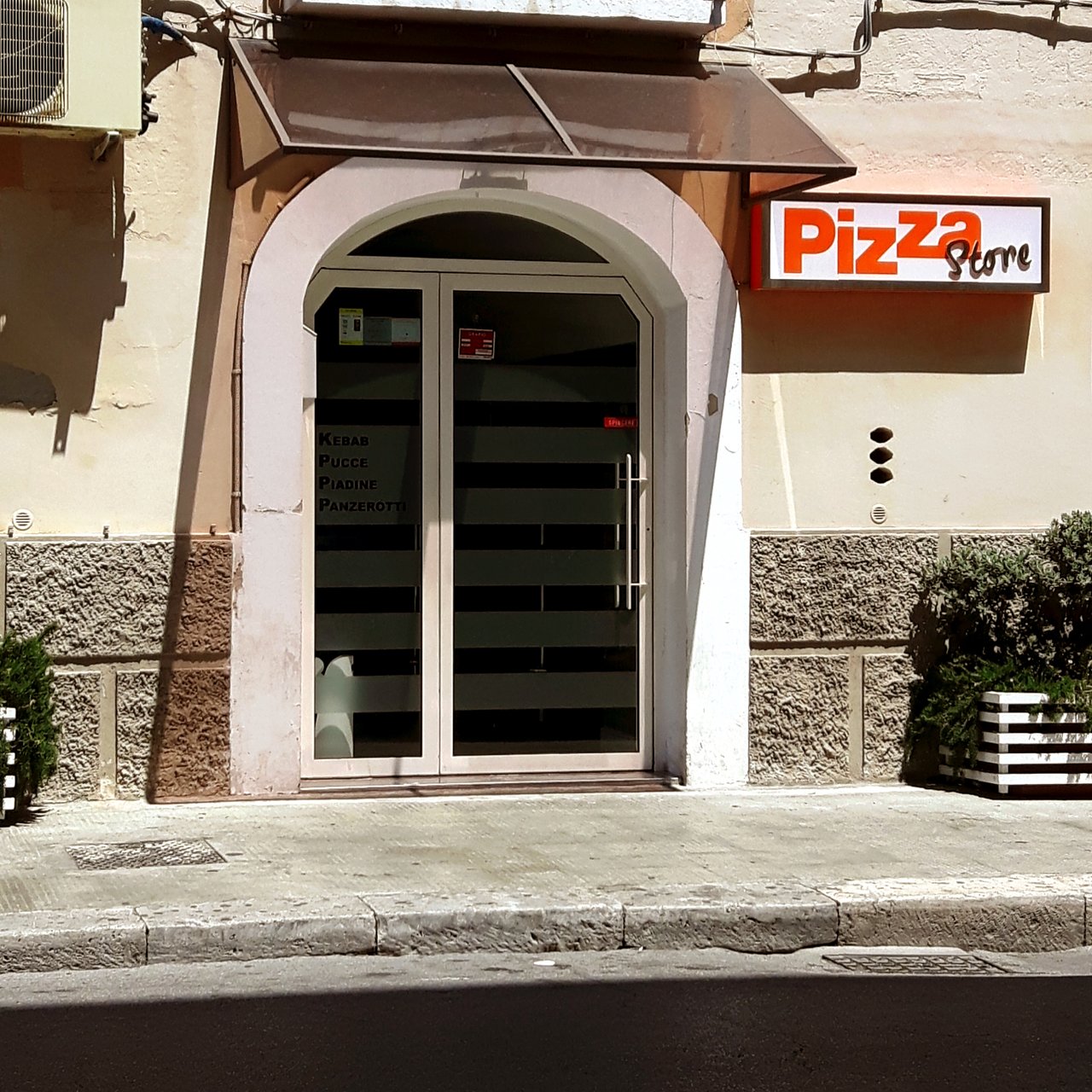 Pizza Store, Monopoli