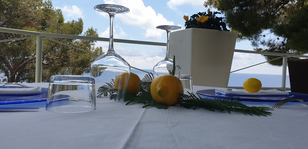 Bistrot De Vaze La Terrazza Sul Mare All'orizzonte, Varazze