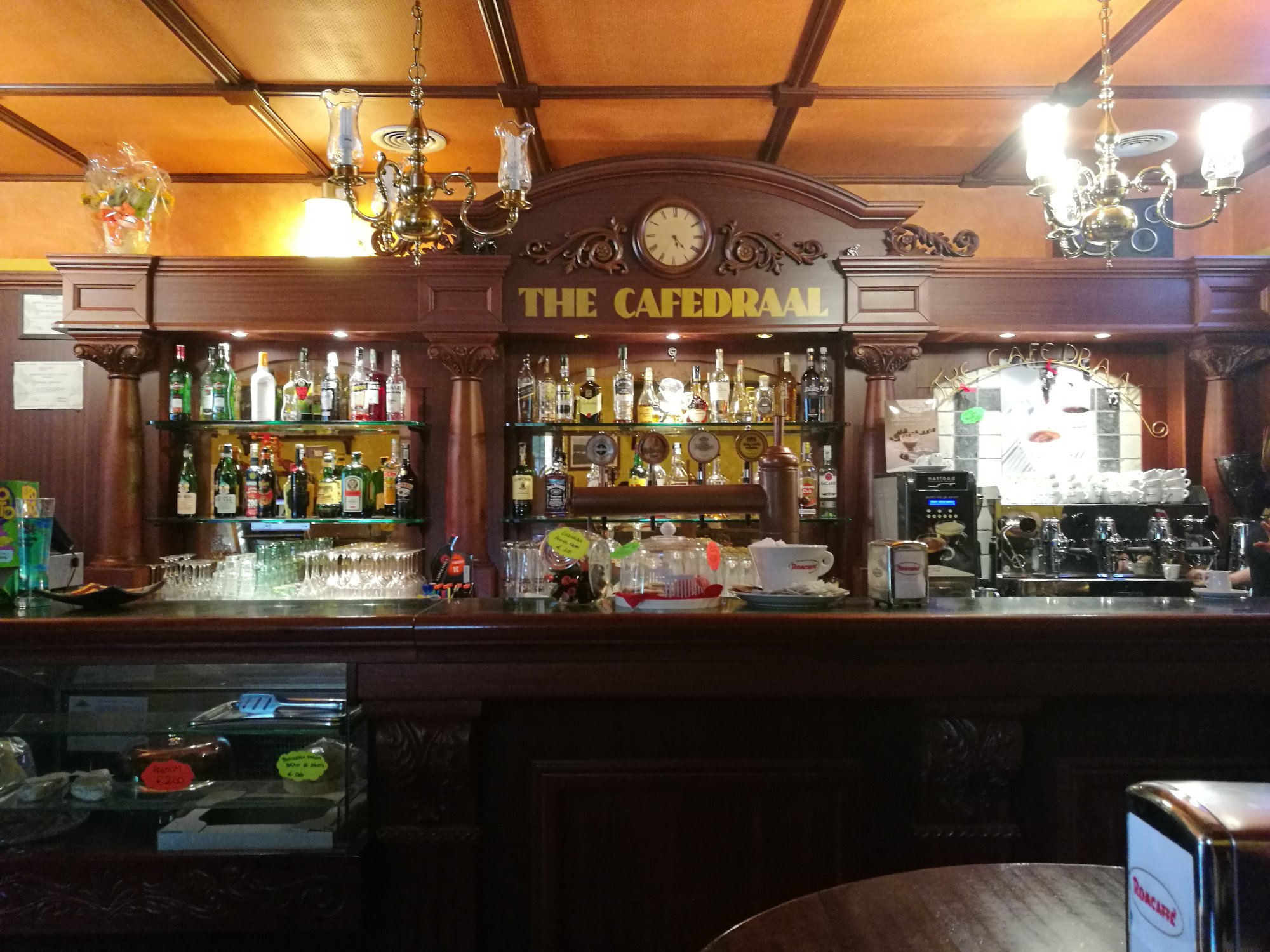 The Cafedraal, Popoli
