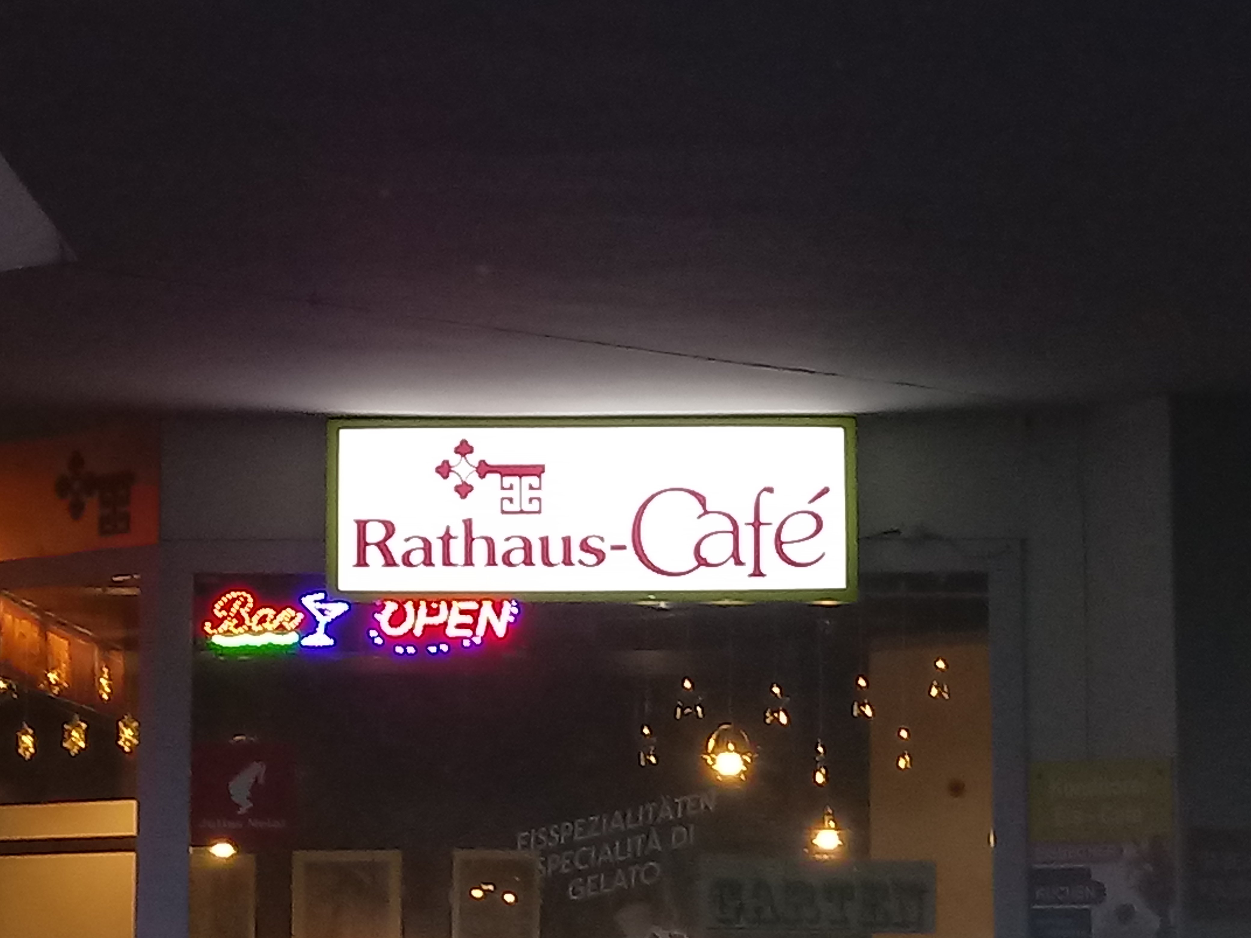 Rathaus Café, Laces