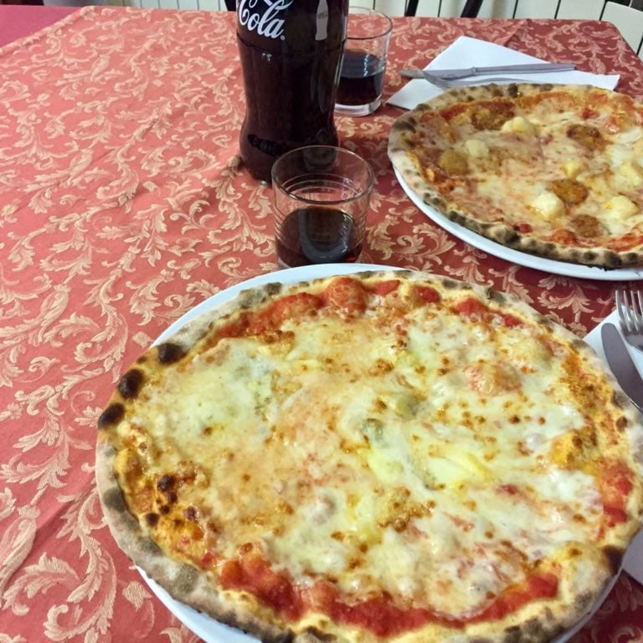 Bar Pizzeria La Strada, Valleve