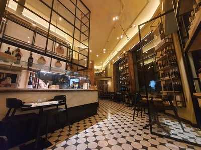 Hambroeus - Prosciutteria Con Cantina E Piccola Cucina