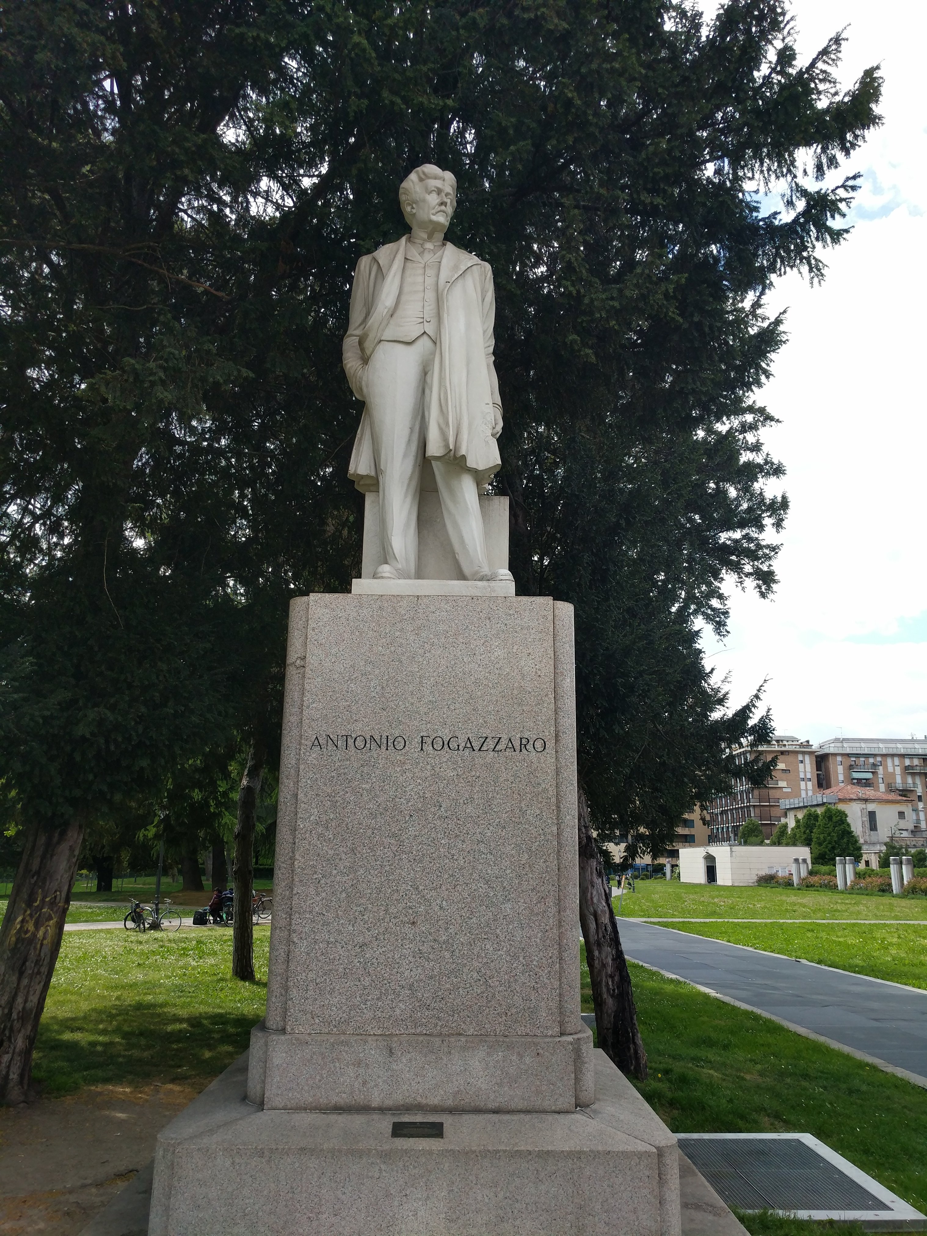 Statua di Antonio Fogazzaro
