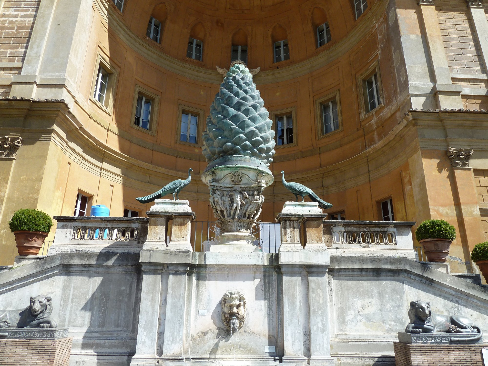 Cortile della Pigna