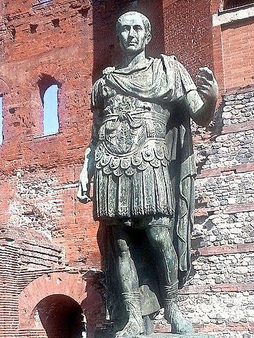 Monumenti a Giulio Cesare e Cesare Augusto