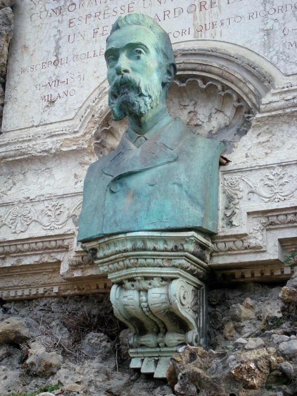 Monumento a Emilio De Marchi