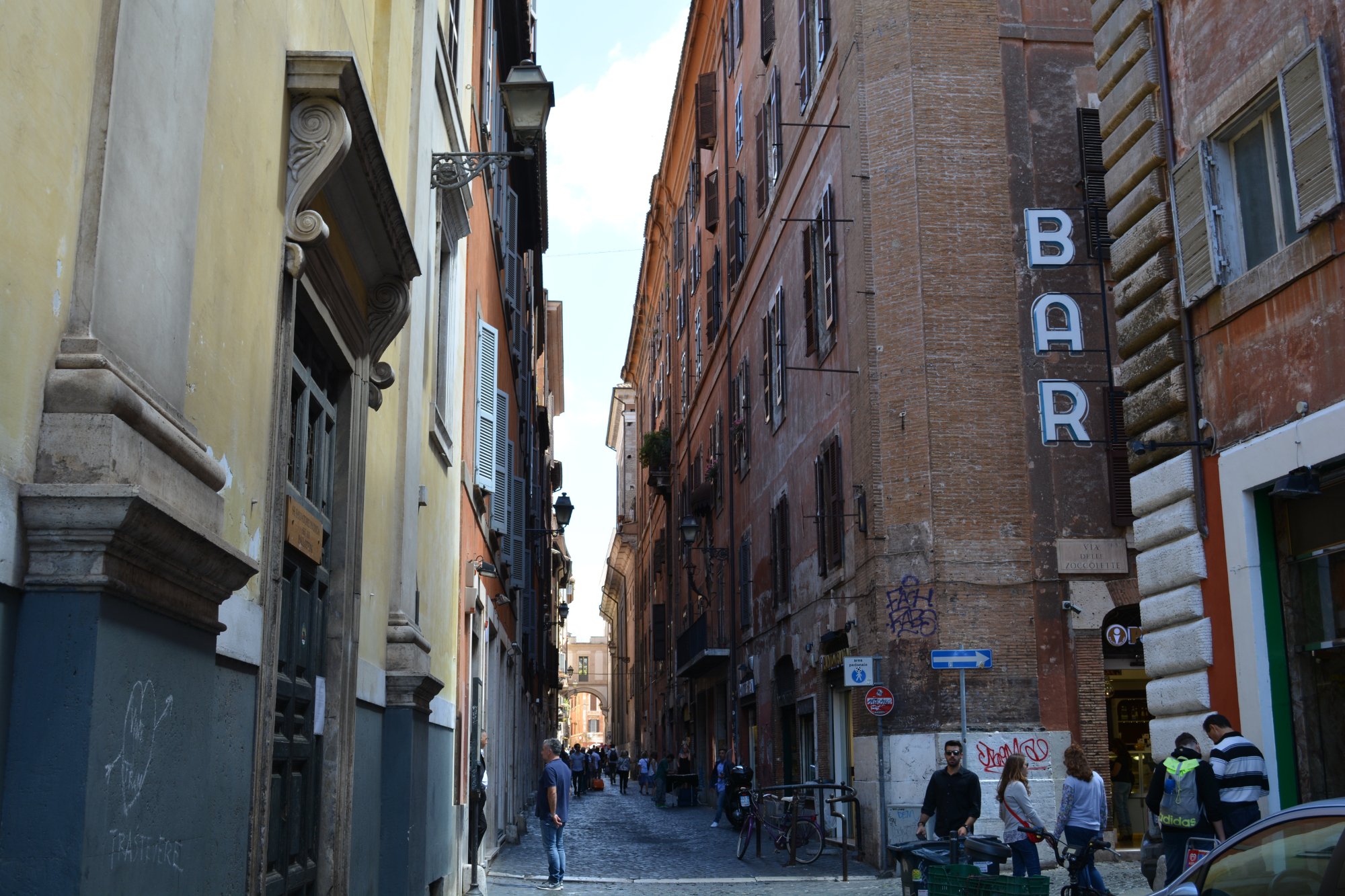 Via dei Pettinari