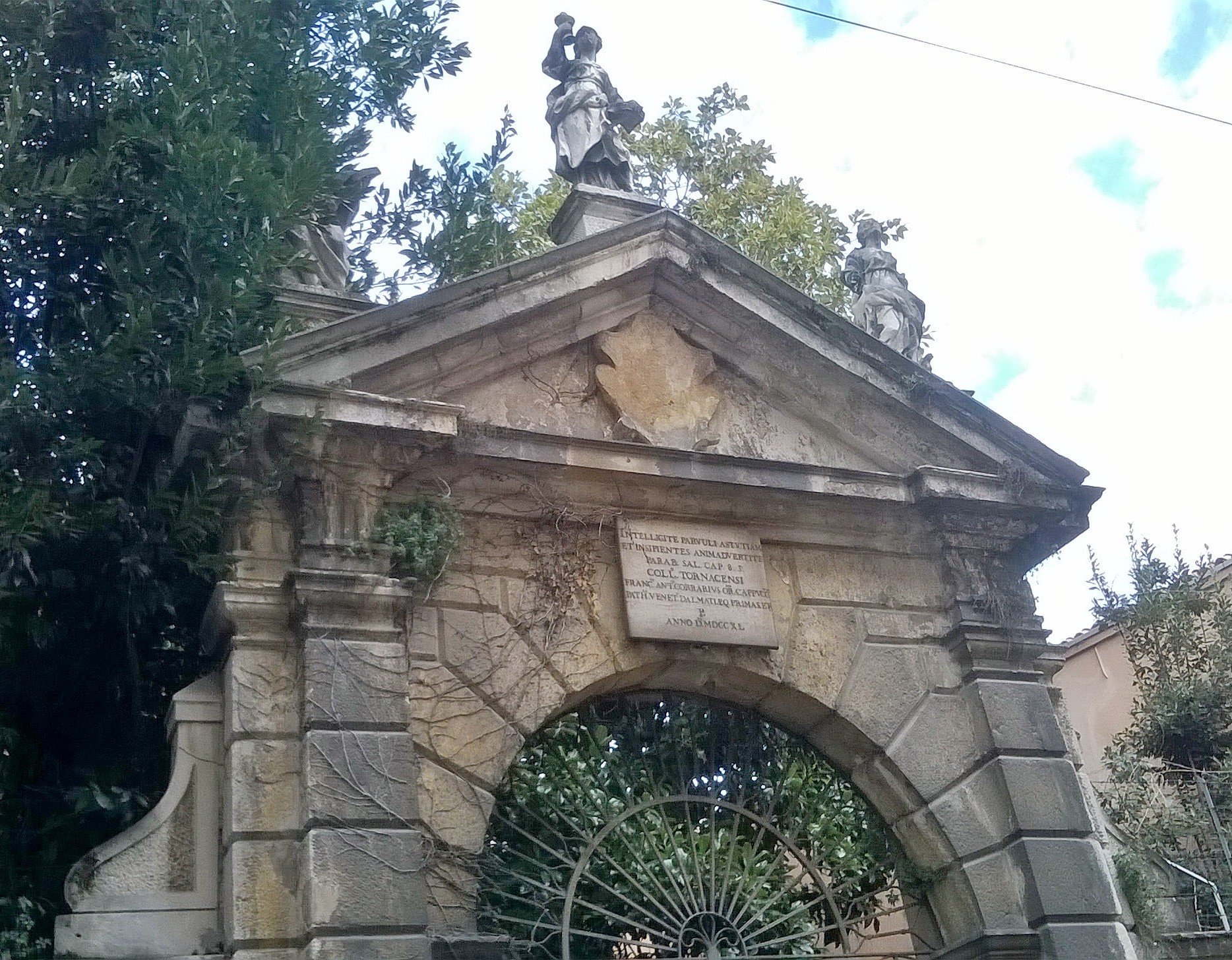 Arco d'ingresso del Collegio Tornacense