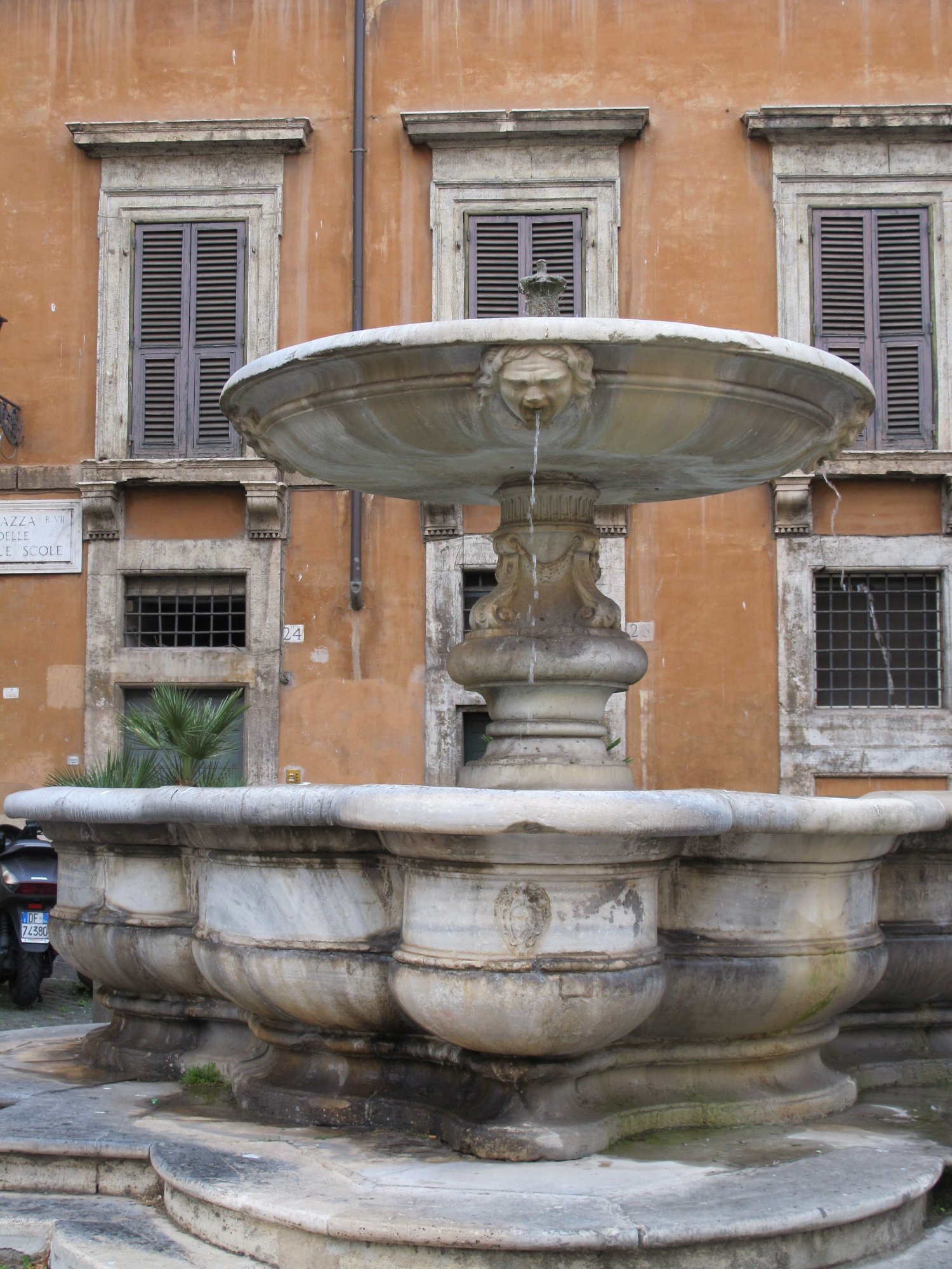Fontana di  Piazza  delle  Cinque Scole