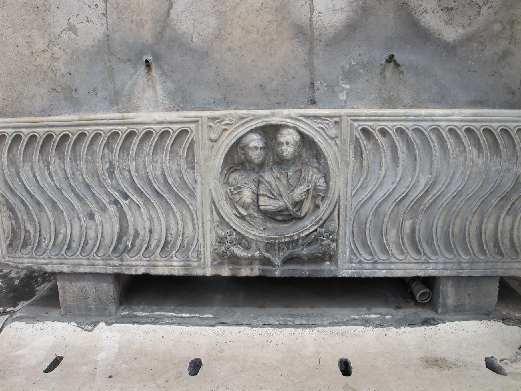 Fontane Sarcofago in Piazza del Popolo
