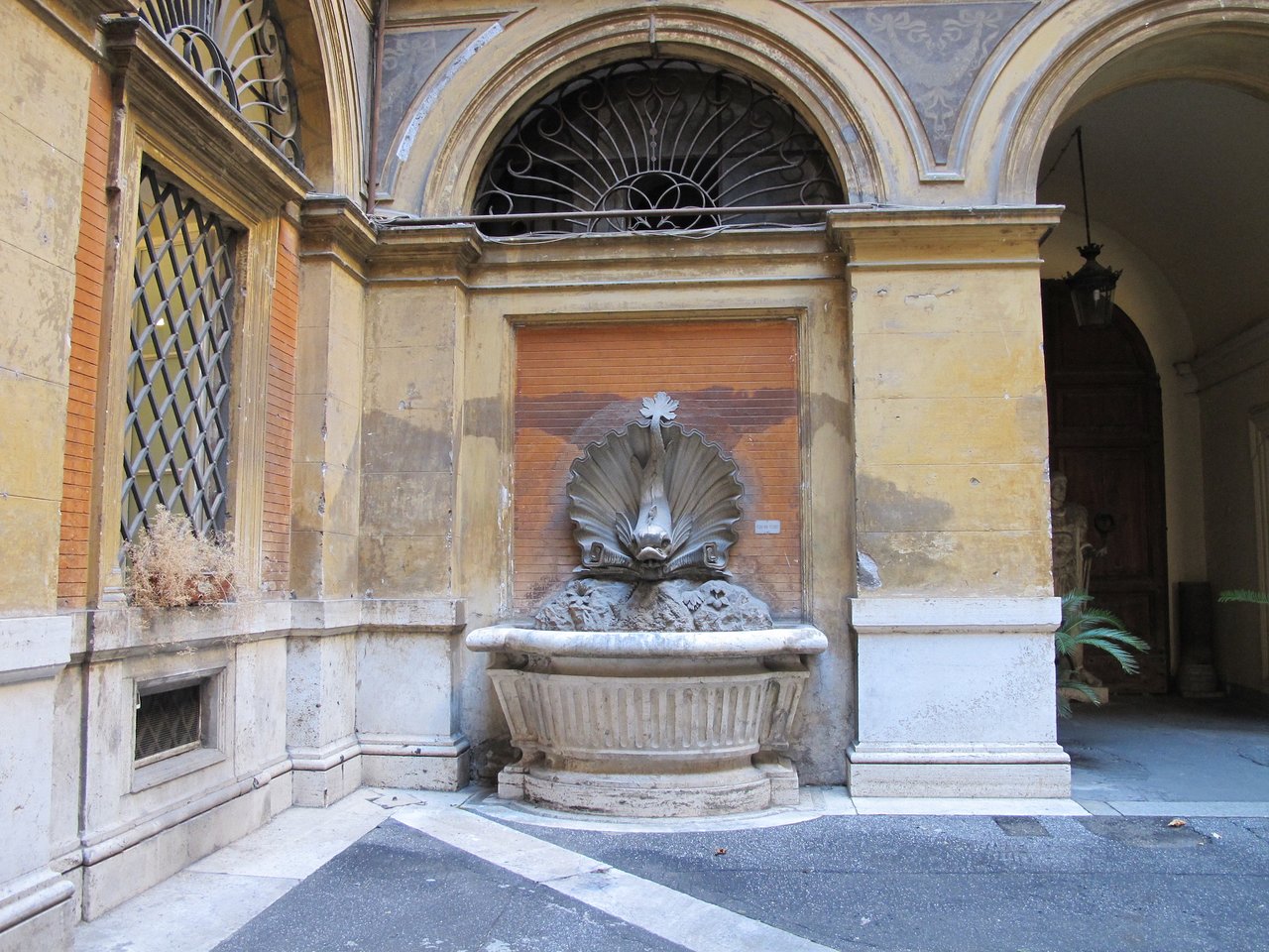 Fontana dei Pesci di Palazzo Mereghi