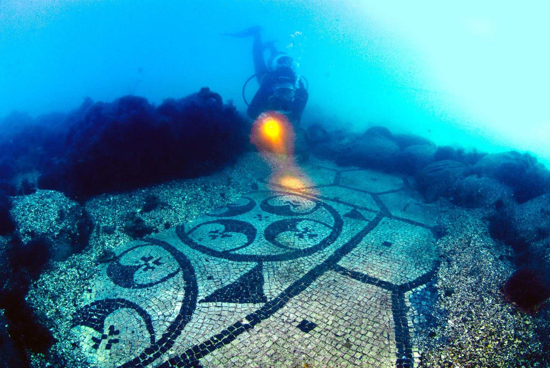 Какое сооружение стоит на дне моря. Байи Италия затонувший город. Байя Италия подводный город. Затонувший город олус Крит. Подводный археологический парк Байя.
