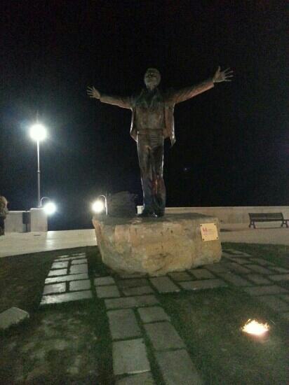 Statua di Domenico Modugno