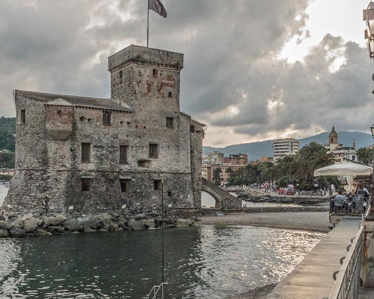 Incendio del Castello con la Processione Religiosa dei Crocifissi