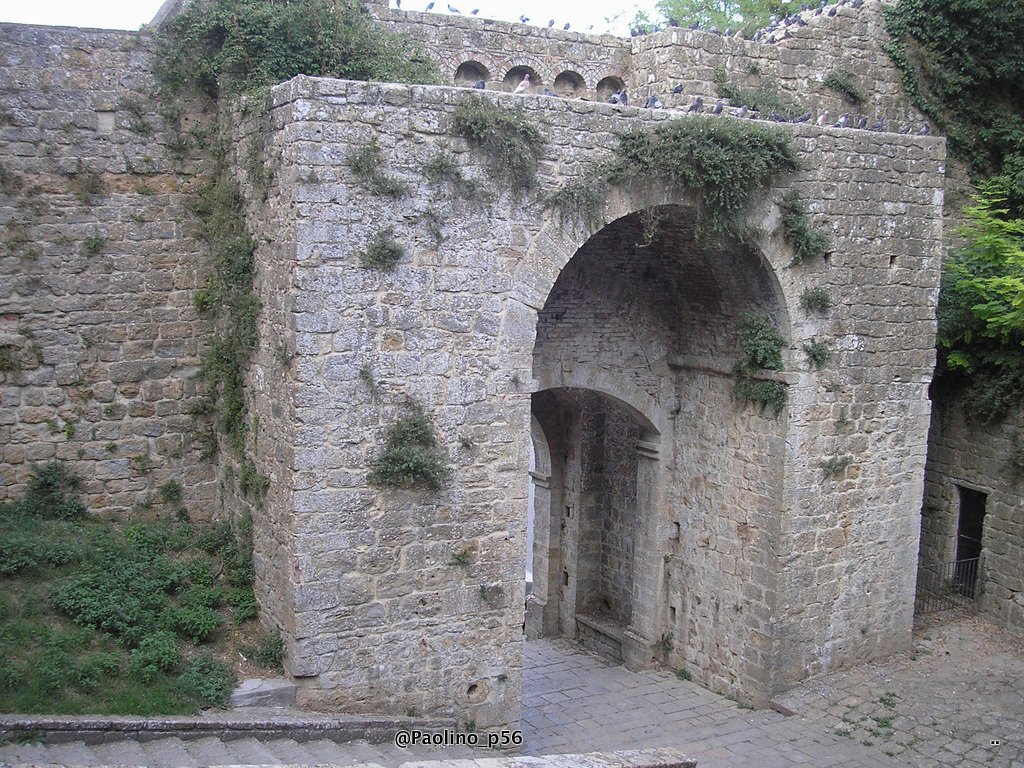 Porta e Fonte di Docciola