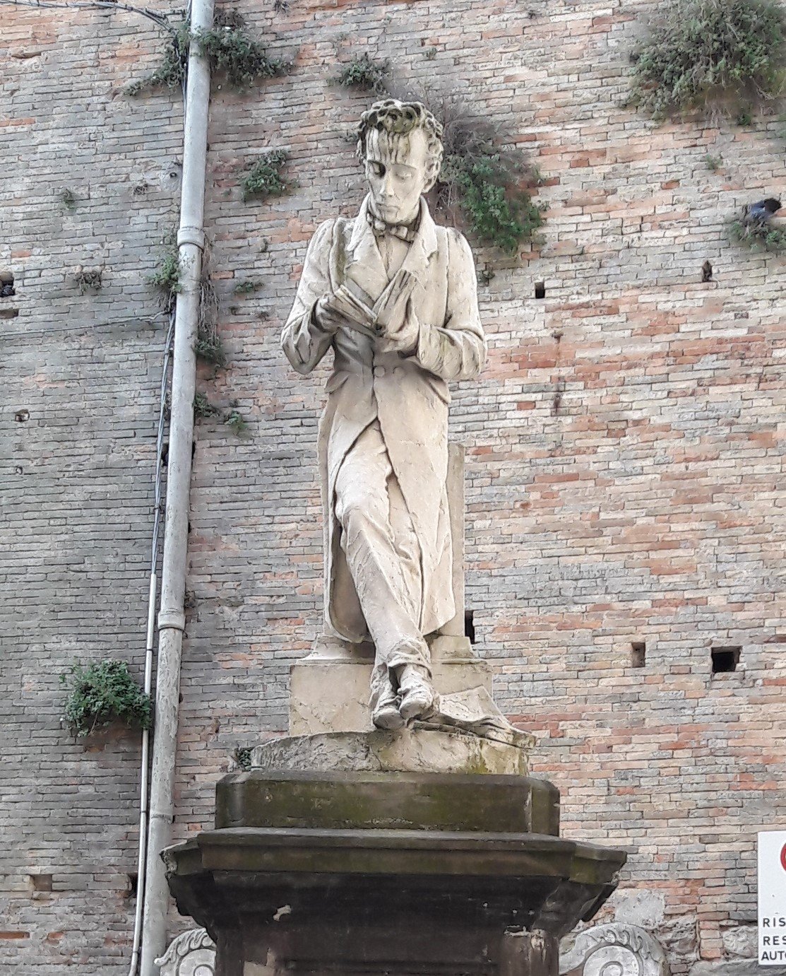 Statua di Giacomo Leopardi