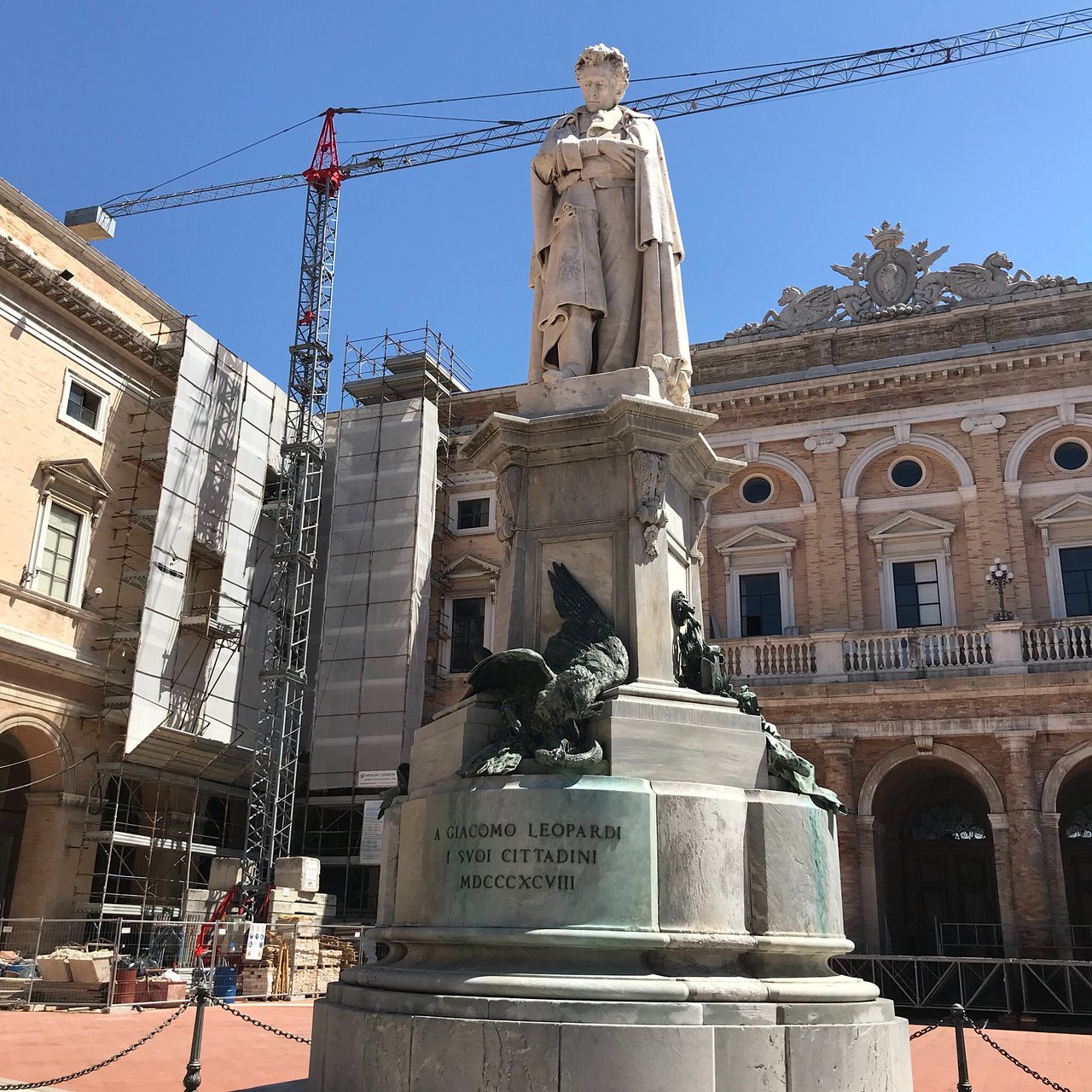 Statua di Giacomo Leopardi