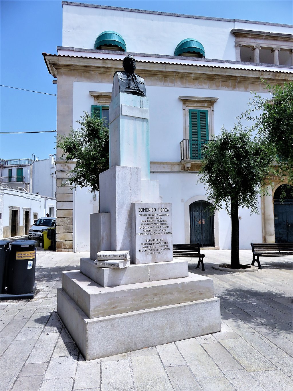 Monumento a Monsignor Domenico Morea