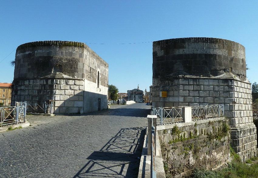 Porta di Capua o Torri di Federico II