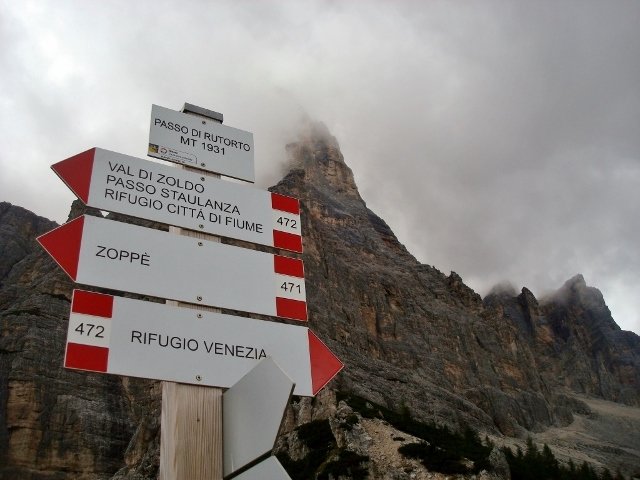 Trekking Il Rifugio Venezia e Le Orme dei Dinosauri