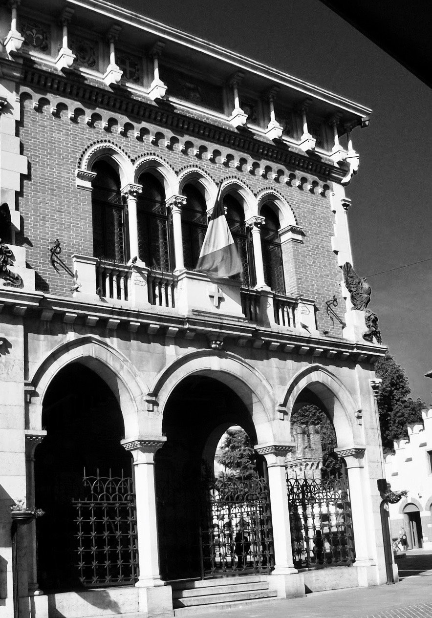 Antica Loggia - Monumento ai Caduti