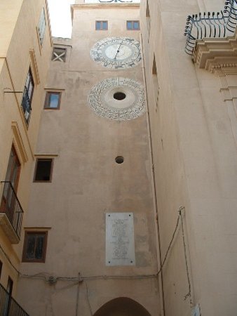 Porta Oscura e Torre Dell'orologio