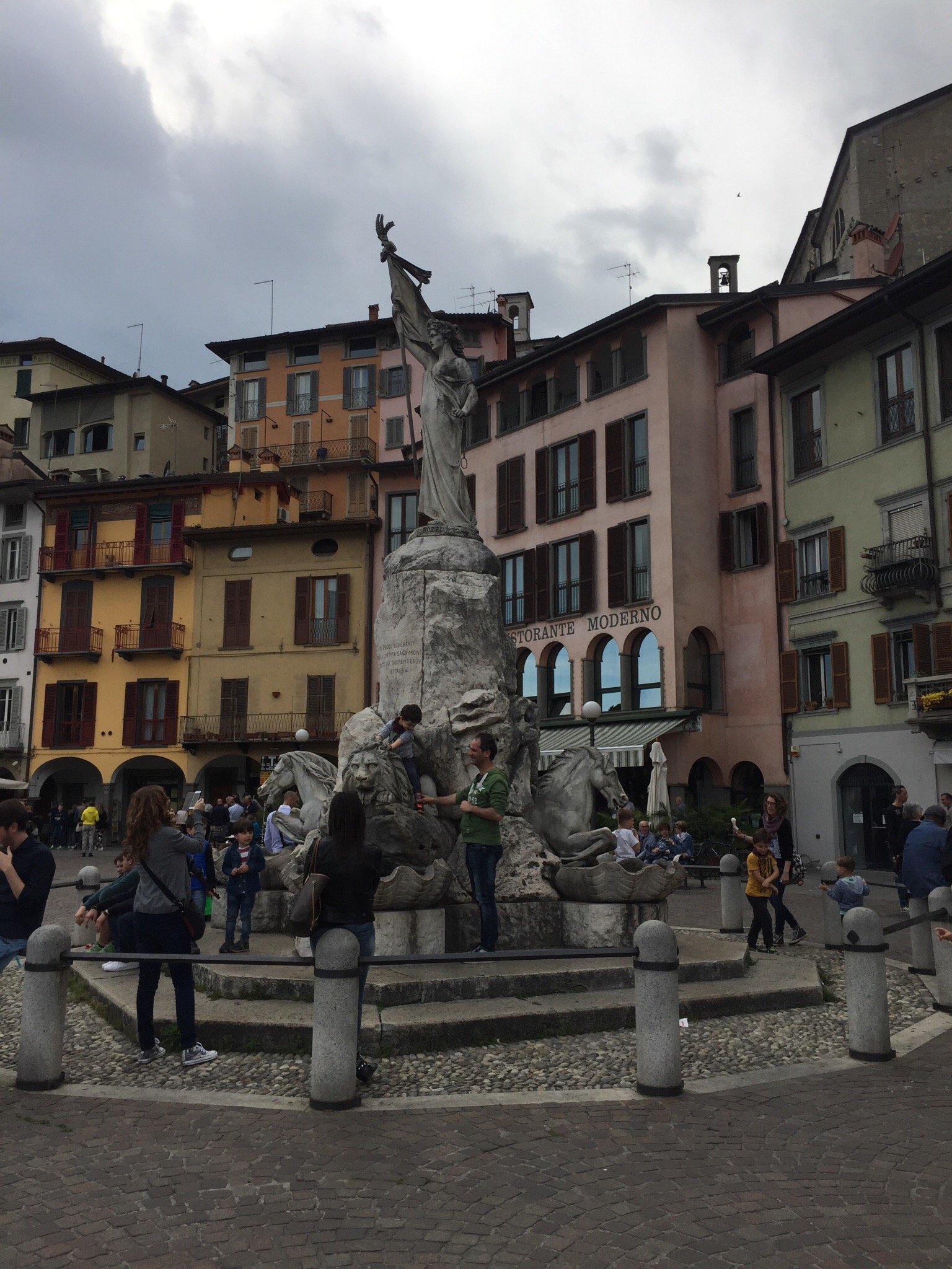 Fontana di Piazza XIII Martiri di Lovere