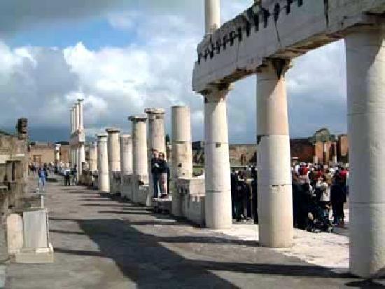 Visit Pompeii private guide tours