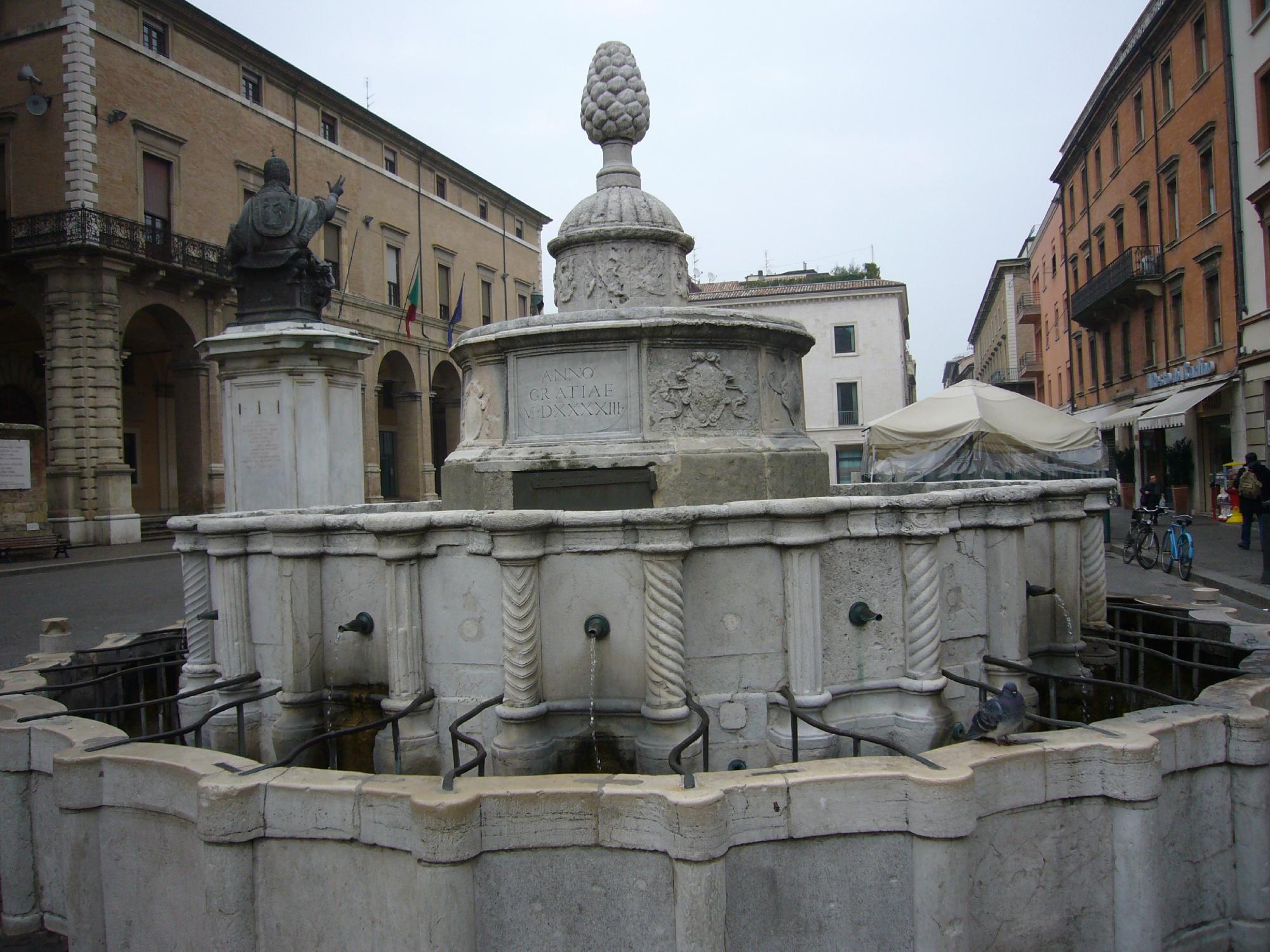 Fontana della Pigna