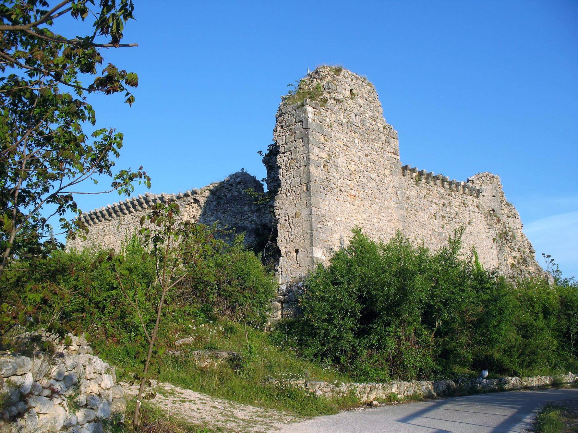 Castello di Alba Fucens