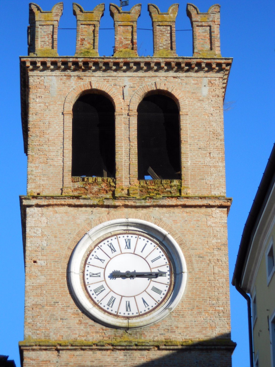 Torre dell'orologio - cella campanaria ed alti merli