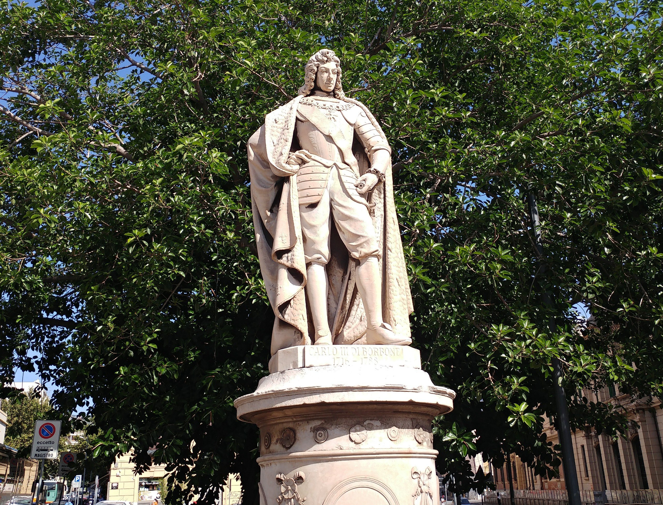 Statua di Carlo III di Borbone