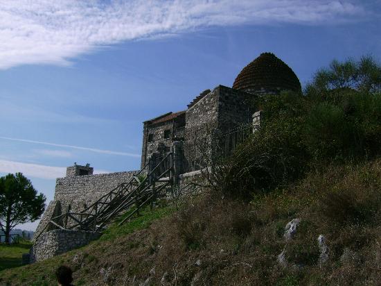 Rudere del Castello Medievale di Castel Morrone