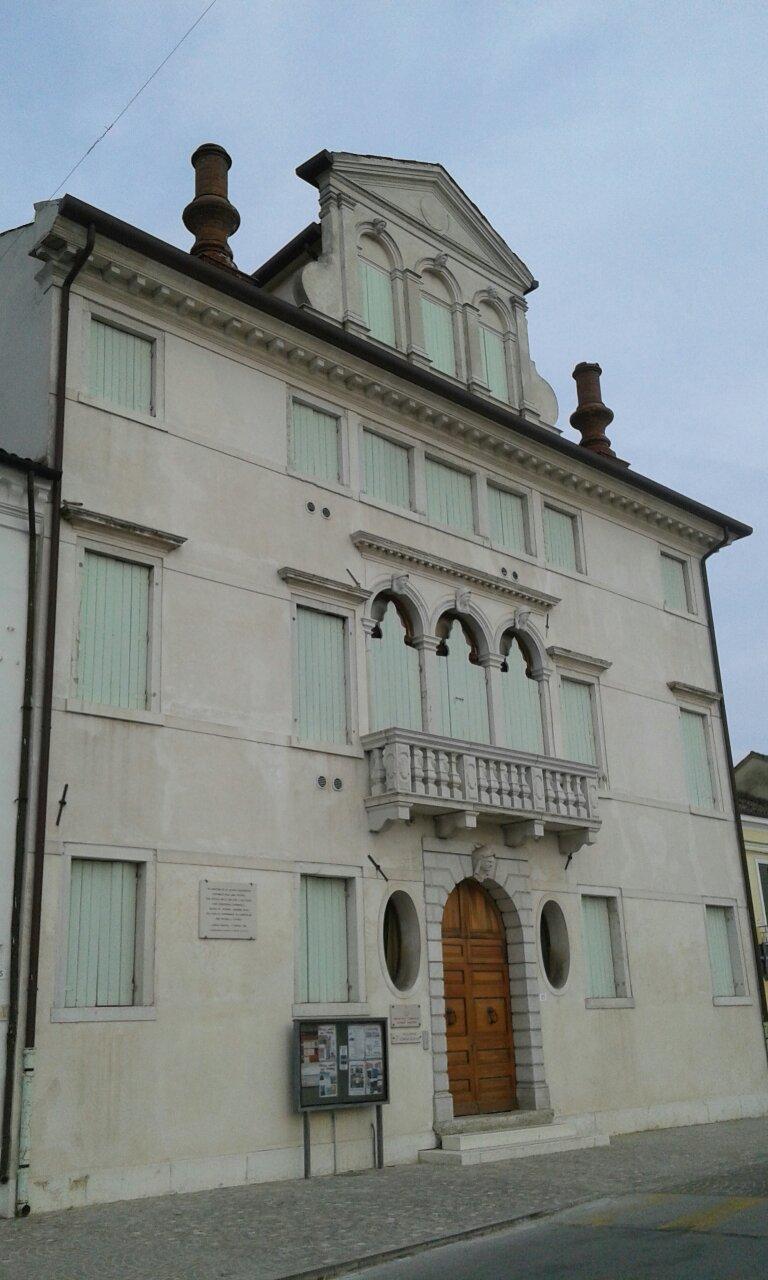 Palazzo del Vescovo - Biblioteca Comunale Giorgio Bassani