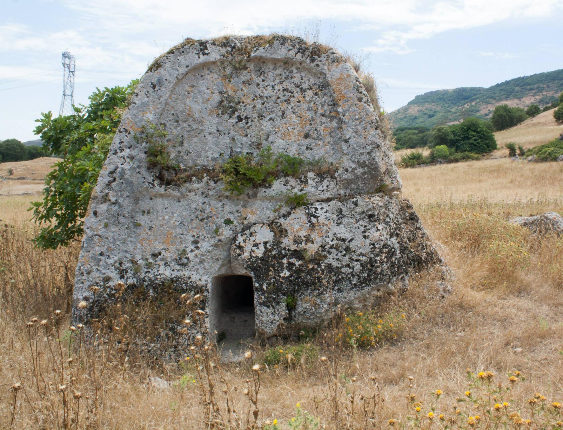 Tomba Prenuragica Rupestre Campu Luntanu