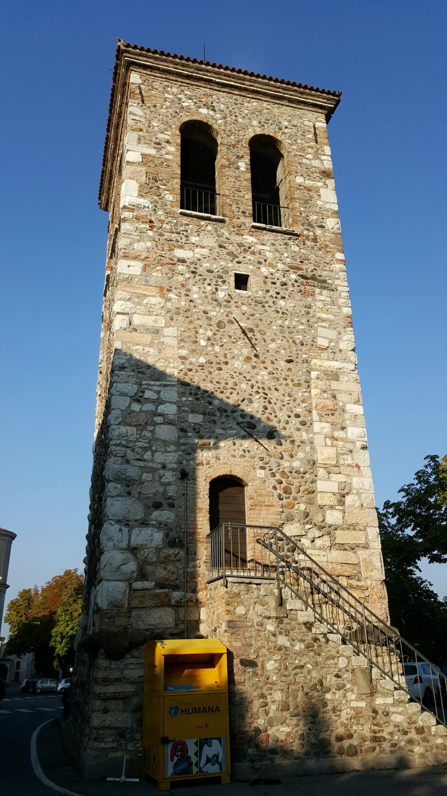 Torre Civica Medievale con resti del castello di Calcinato