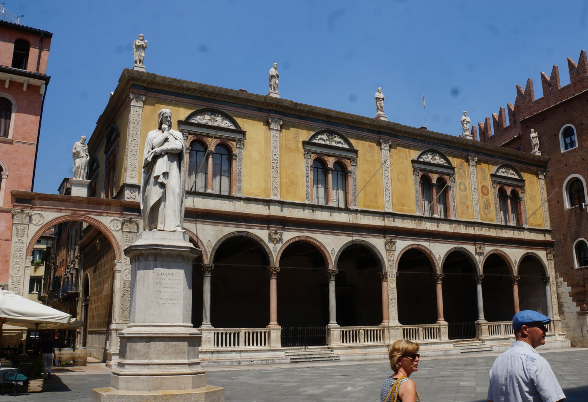 Statue of Dante Alighieri