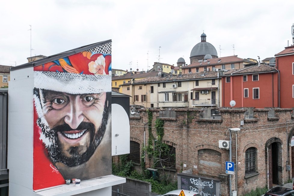 Murale a Luciano Pavarotti