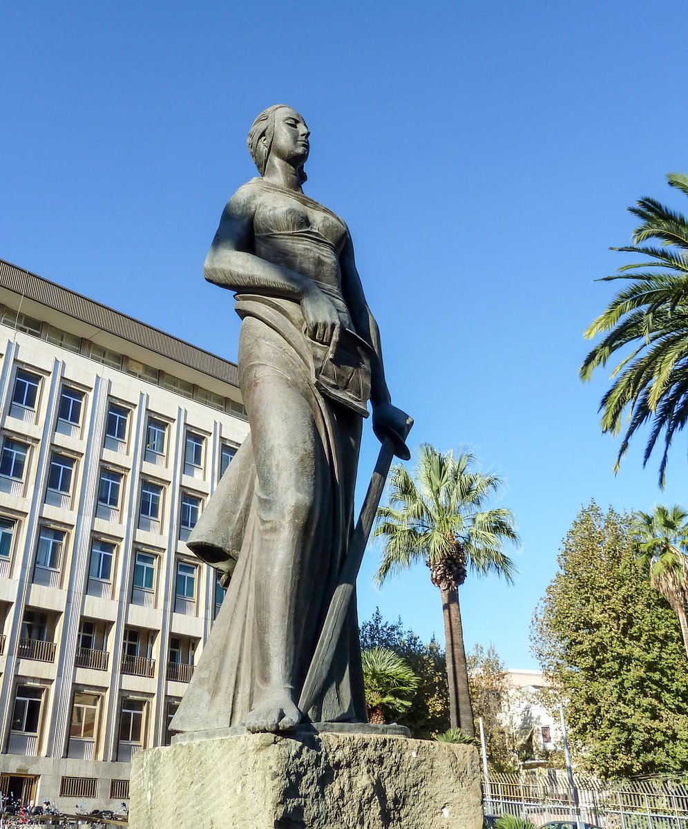 Statua della giustizia con fontana