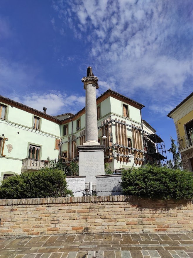 piazza Giacomo Leopardi - Camporotondo di Fiastrone