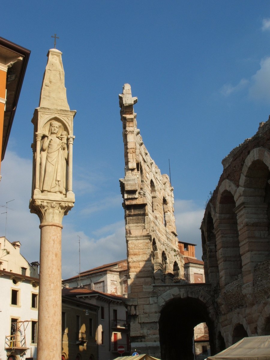 colonna con capitelli