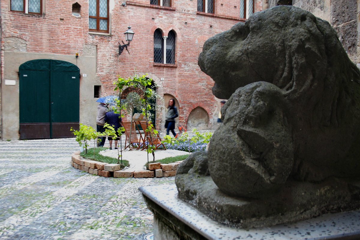 Piazza dei Leoni